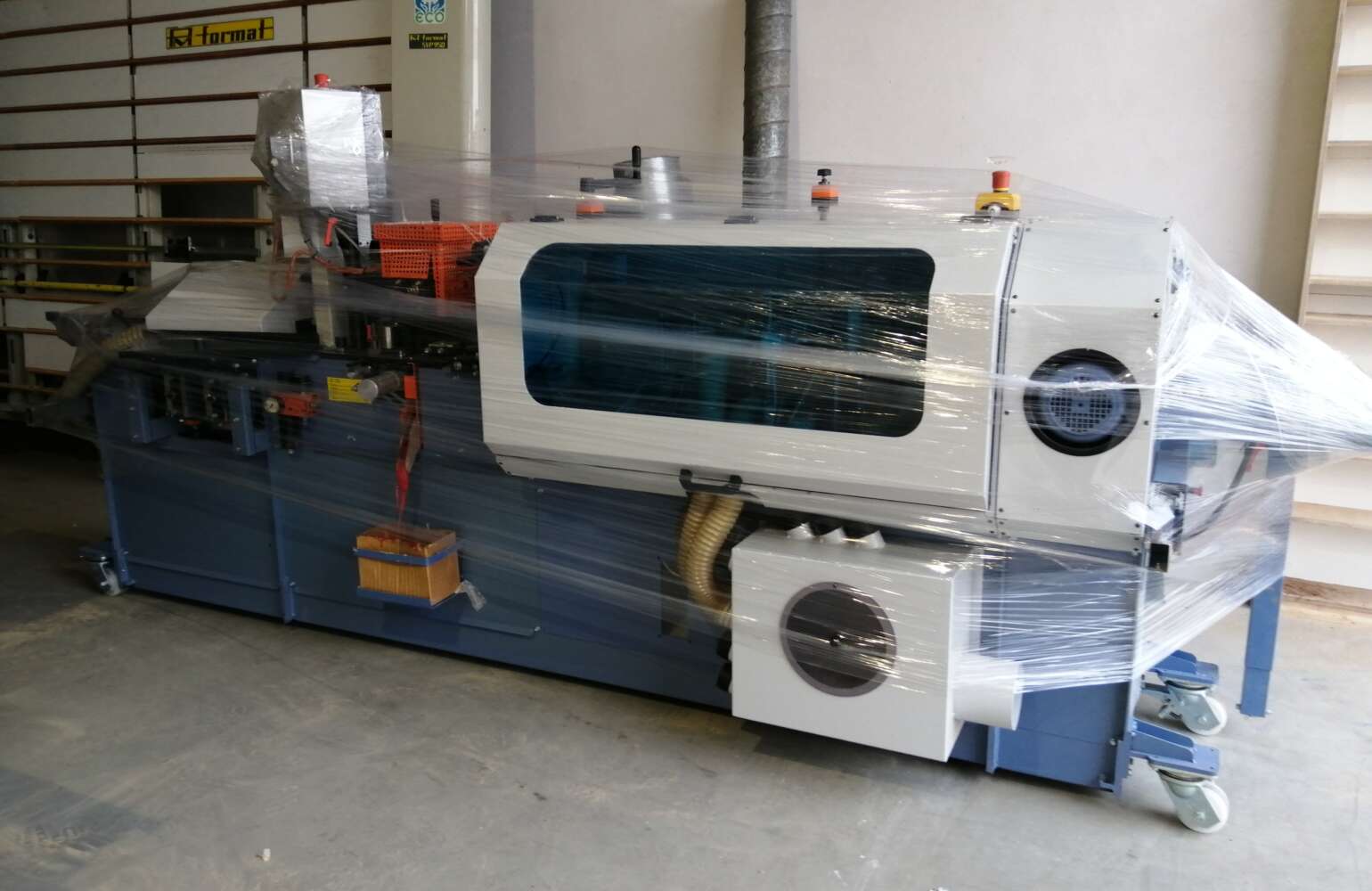 Neue Kantenanleimmaschine